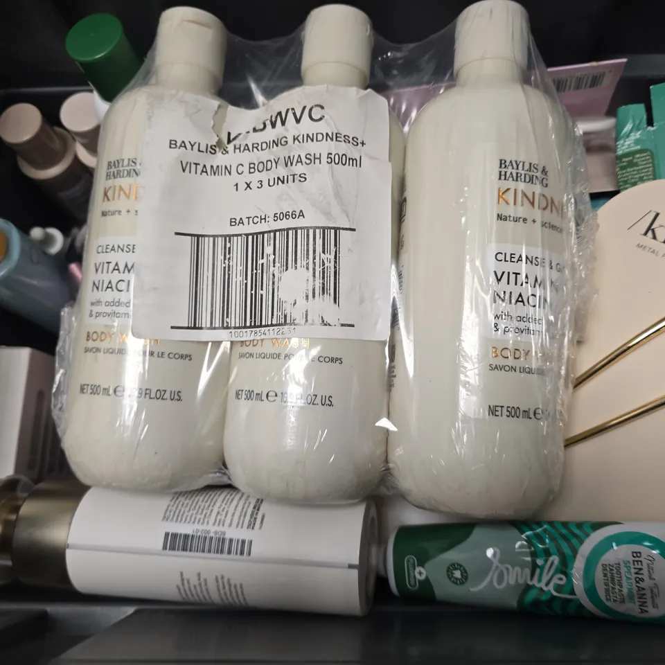 APPROXIMATELY 13 ASSORTED HEALTH & BEAUTY ITEMS TO INCLUDE - BULL DOG SHOWER GEL , GARNIER BODY TAN LOTION , MANE HAIR THICKENING SHAMPOO ETC