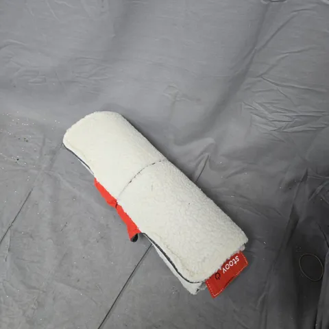 BOX OF APPROXIMATELY 20 HOUSHOLD ITEMS INCLUDING: HEATED BLANKET, POWER ADAPTER AND PILLOW