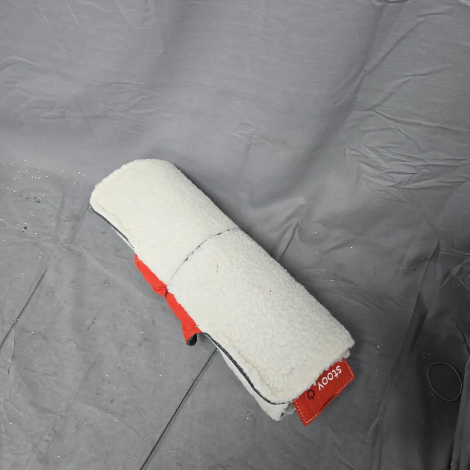 BOX OF APPROXIMATELY 20 HOUSHOLD ITEMS INCLUDING: HEATED BLANKET, POWER ADAPTER AND PILLOW