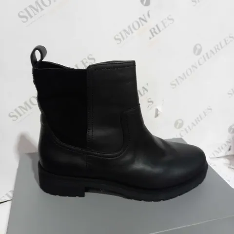 VIONIC BLACK BRYN CHELSEA BOOTS - SIZE 4