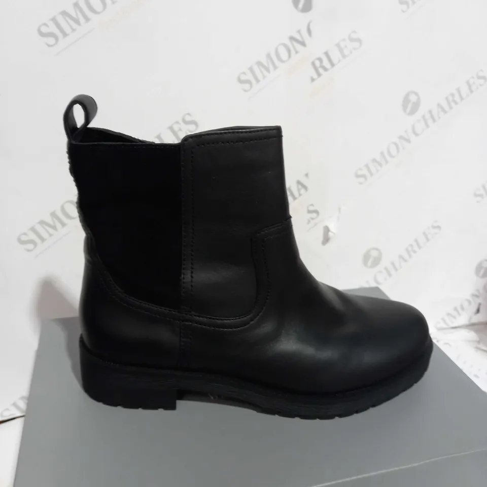 VIONIC BLACK BRYN CHELSEA BOOTS - SIZE 4