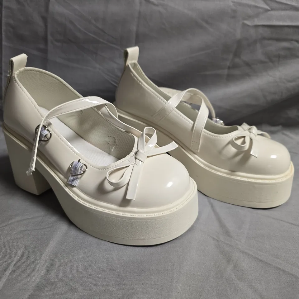 BOXED PAIR OF UNBRANDED GIRLS BLOCK HEEL SHOES IN CREAM SIZE EU 35