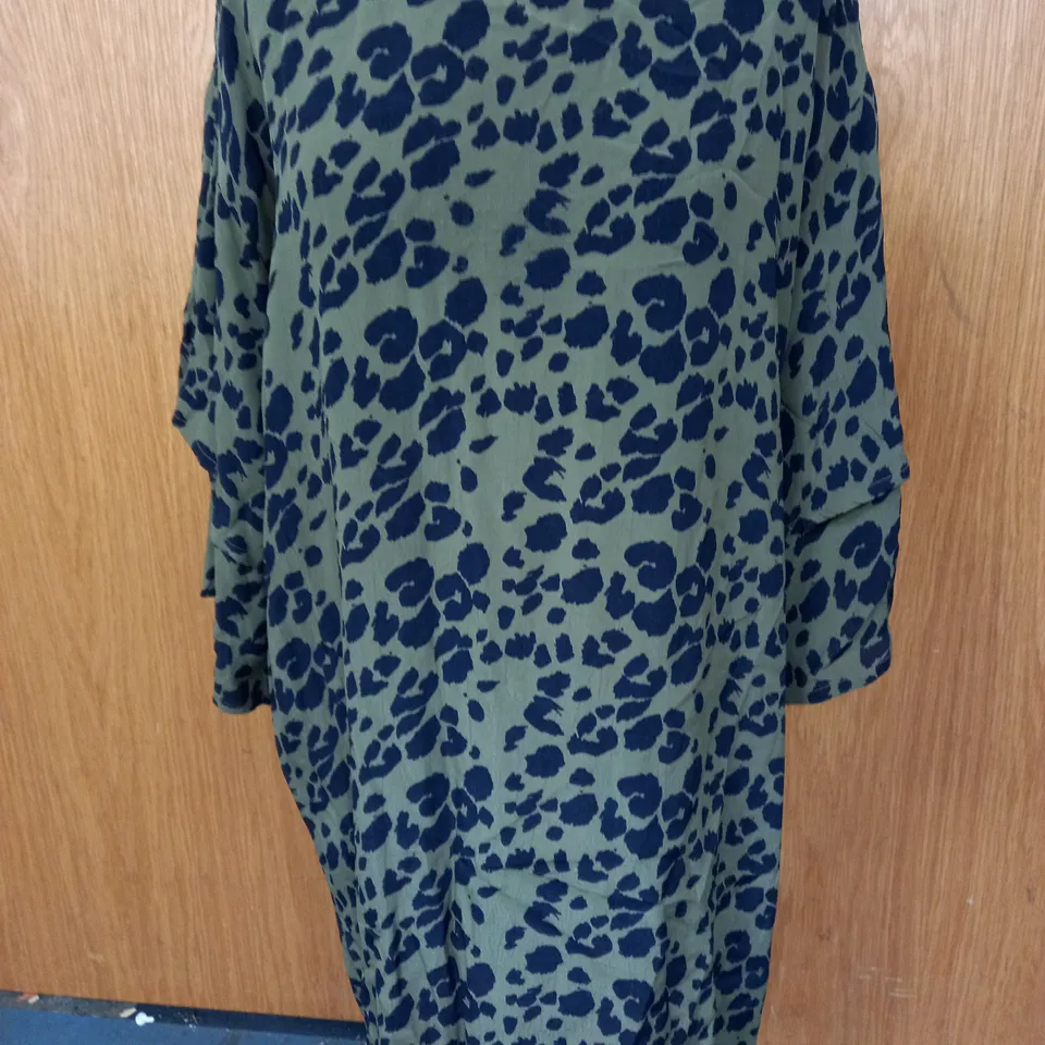 APPROXIMATELY 10 ASSORTED CLOTHING ITEMS IN VARIOUS SIZES TO INCLUDE SWEATERS, DRESSES, TROUSERS ETC.