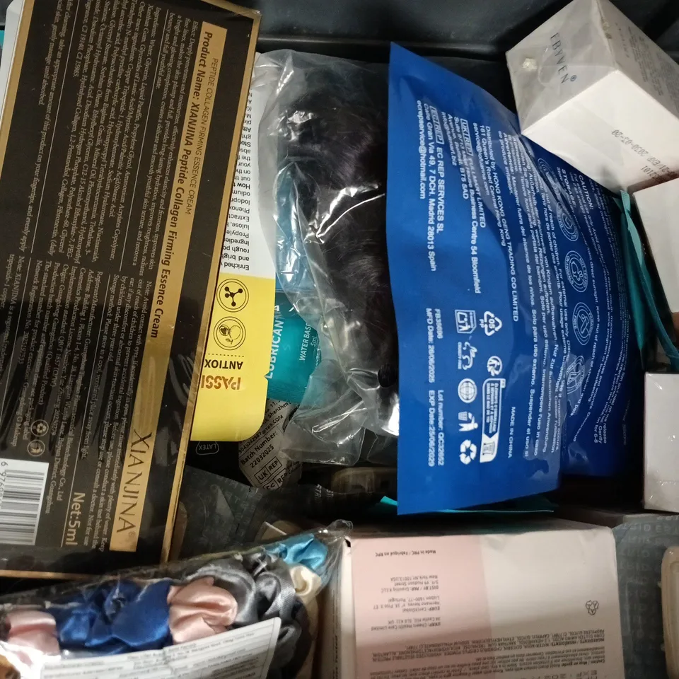 APPROXIMATELY 20 ASSORTED COSMETIC ITEMS TO INCLUDE BAYLIS & HARDING, HAOKALI, ETC - COLLECTION ONLY