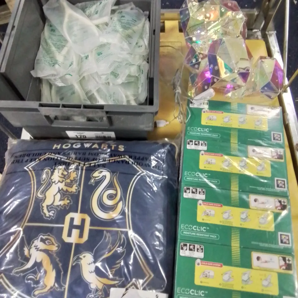 LOT OF ASSORTED HOUSEHOLD ITEMS TO INCLUDE HARRY POTTER FILLED CUSHION, AERIAL PLATINUM PODS AND PRE-LIT BEAR