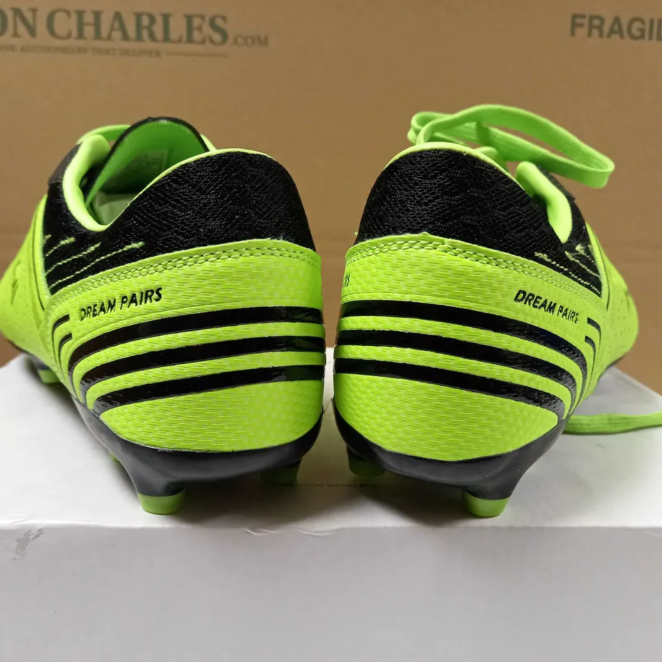 BOXED PAIR OF DREAM PAIRS VIBRANT GREEN FOOTBALL BOOTS - SIZE 10.5