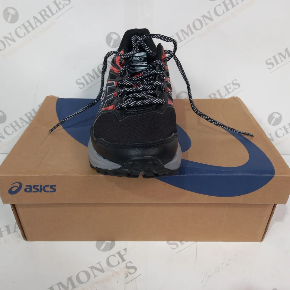 BOXED PAIR OF ASICS TRAIL SCOUT 2 TRAINERS IN BLACK/ORANGE UK SIZE 5.5