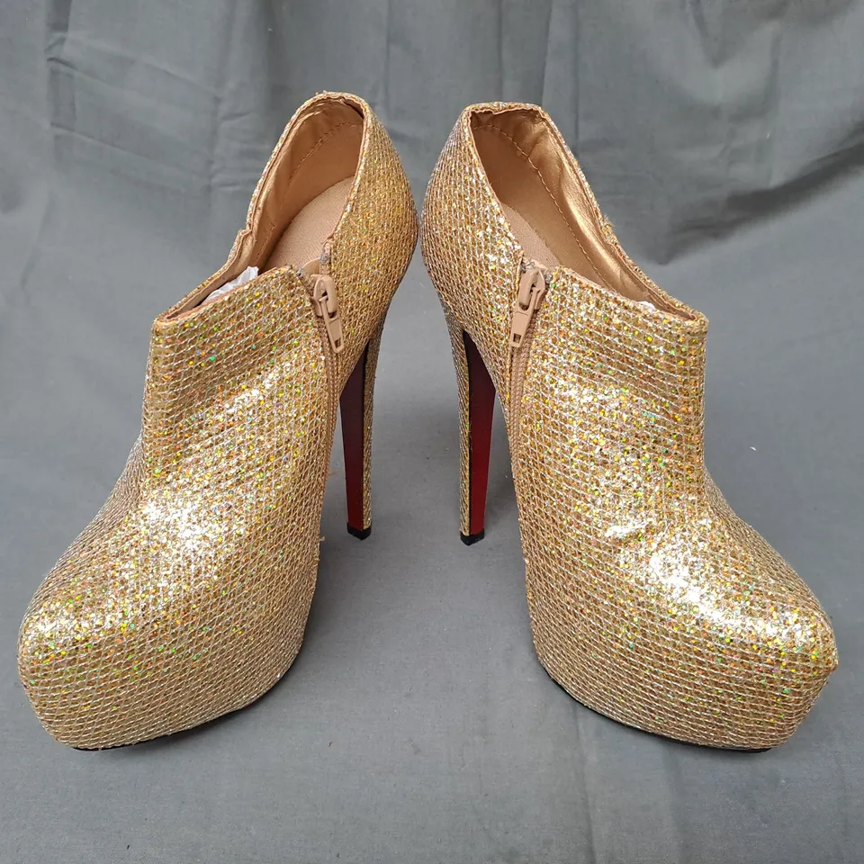 BOX OF APPROXIMATELY 10 PAIRS OF ASPIRER HIGH HEEL PLATFORM CLOGS IN GOLD W. GLITTER EFFECT IN VARIOUS SIZES