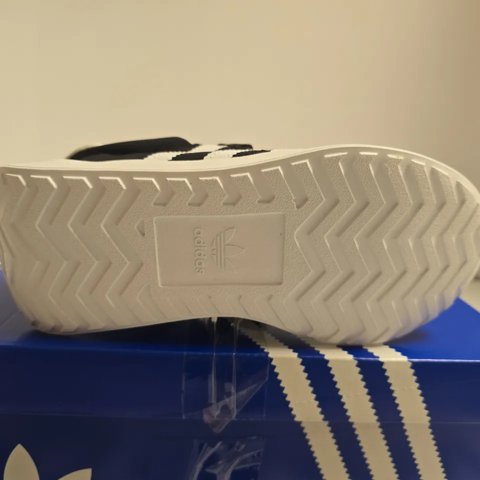BOXED PAIR OF KIDS ADIDAS COUNTRY XLG CF EL C TRAINERS – BLACK/WHITE, UK 11