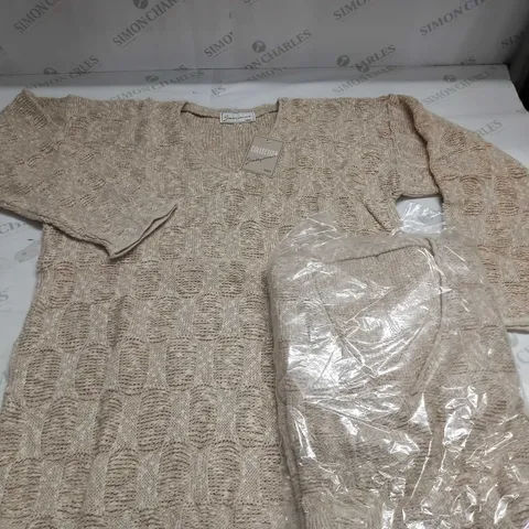 LOT OF APPROXIMATELY 20 V-NECK KNIT JUMPERS IN BEIGE - SIZE UNSPECIFIED