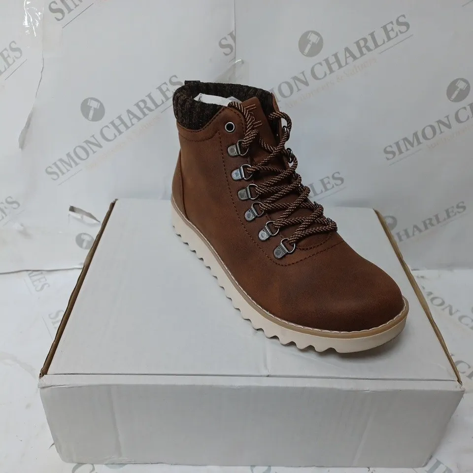 SKECHERS HIKING BOOTS BROWN - SIZE 5.5