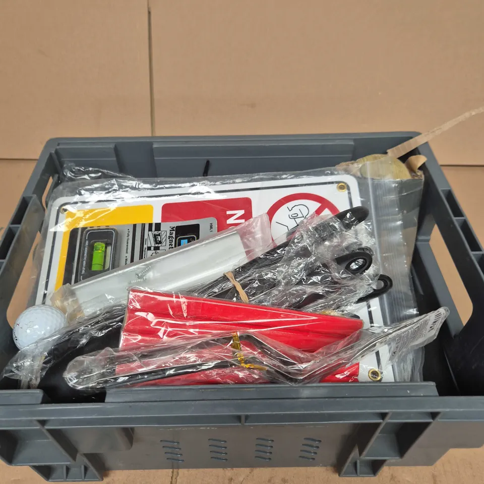 TOTE OF APPROXIMATELY 10 ASSORTED ITEMS INCLUDING A MAGNETIC MINI LEVEL, NO DUMPING OR FLY TIPPING SIGN AND SPACTULAS
