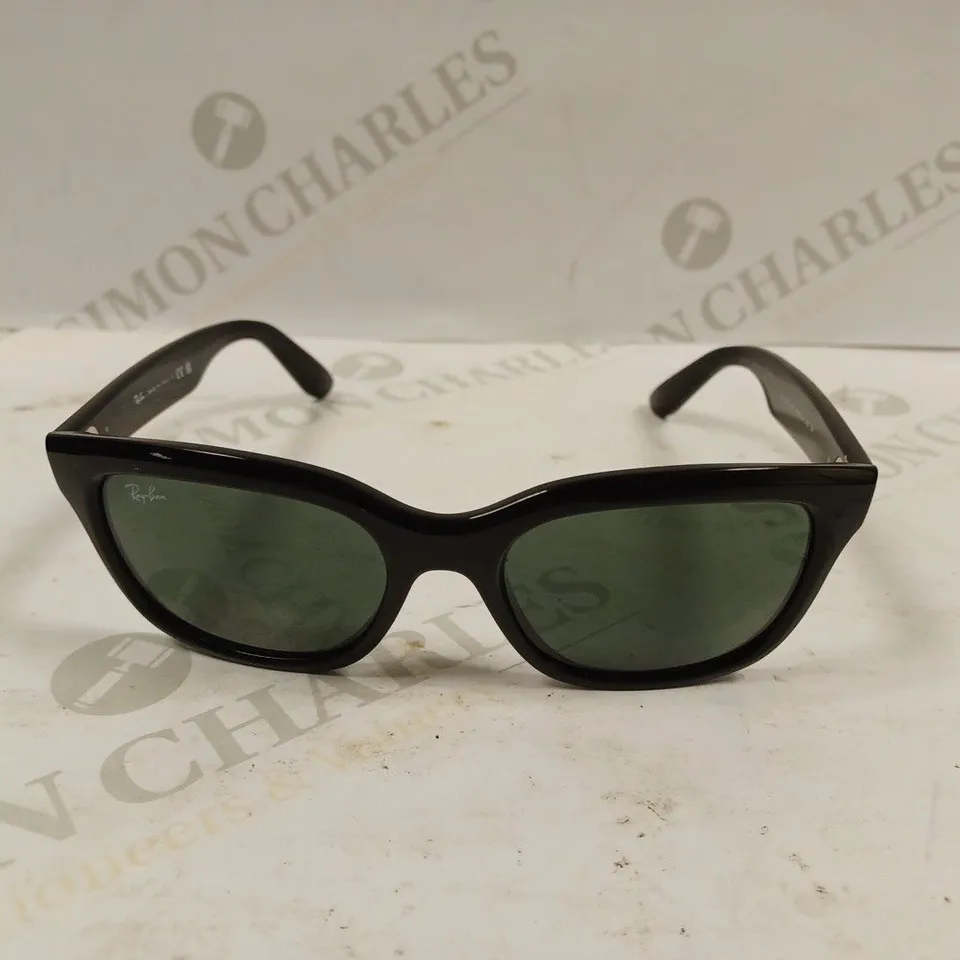 BOXED RAY-BAN RB4159 BLACK SUNGLASSES WITH DARK GREEN LENSES & CASE