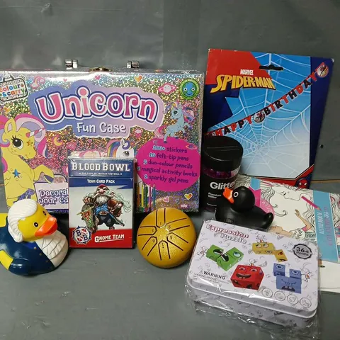 APPROXIMATELY 15 ASSORTED TOYS & GAMES TO INCLUDE UNICORN FUN CASE, RUBBER DUCK, GLITTER, ETC
