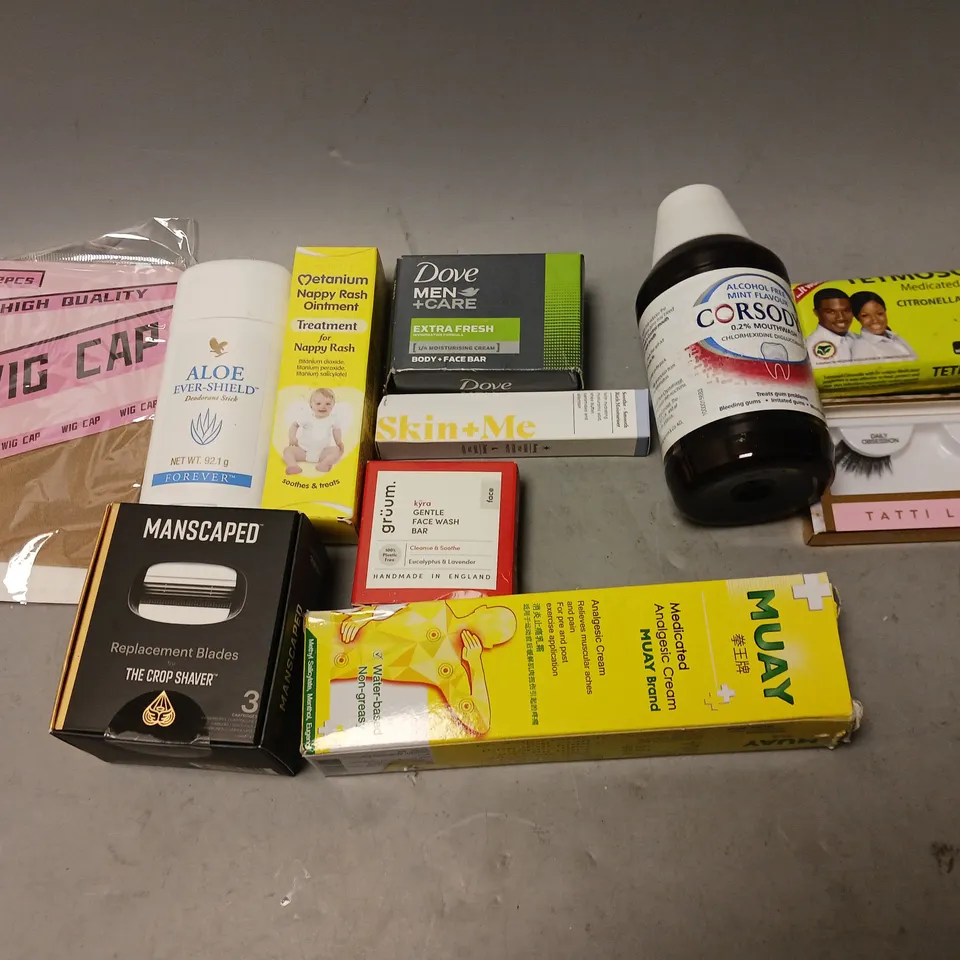 BOX OF APPROXIMATELY 15 COSMETIC ITEMS TO INCLUDE TROPIC SUN DRENCH, MANSCAPED REPLACEMENT BLADES, AND SKIN+ME MOISTURISER ETC. 