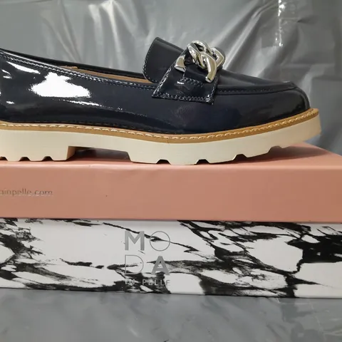 BOXED PAIR OF MODA IN PELLE CHUNKY LOAFERS IN NAVY W. SILVER EFFECT CHAIN SIZE 6