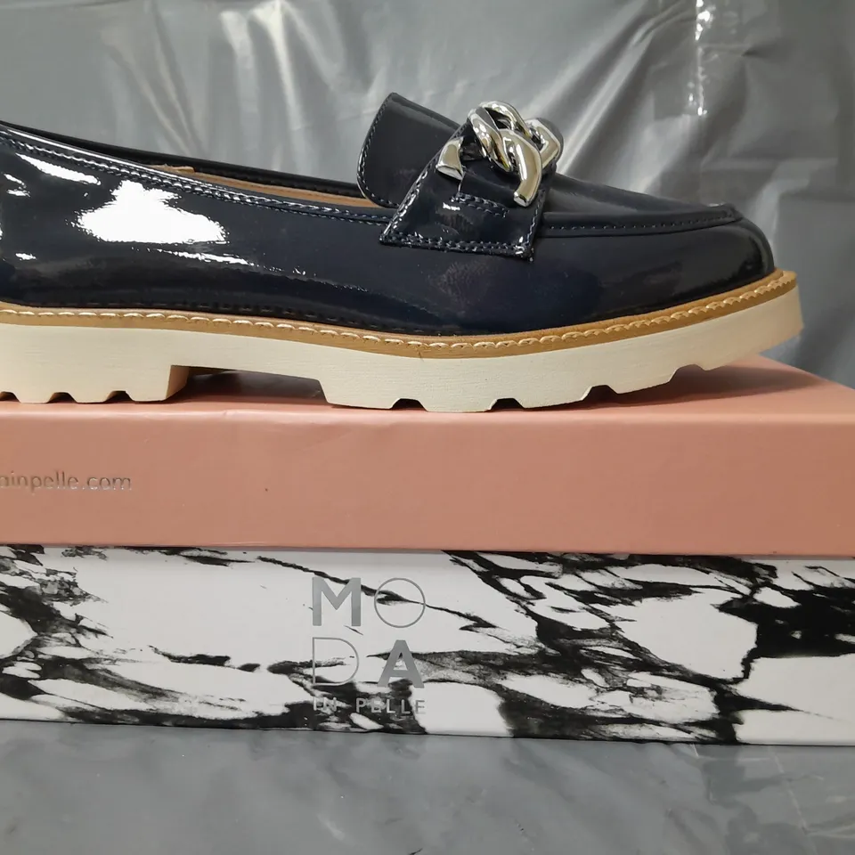 BOXED PAIR OF MODA IN PELLE CHUNKY LOAFERS IN NAVY W. SILVER EFFECT CHAIN SIZE 6
