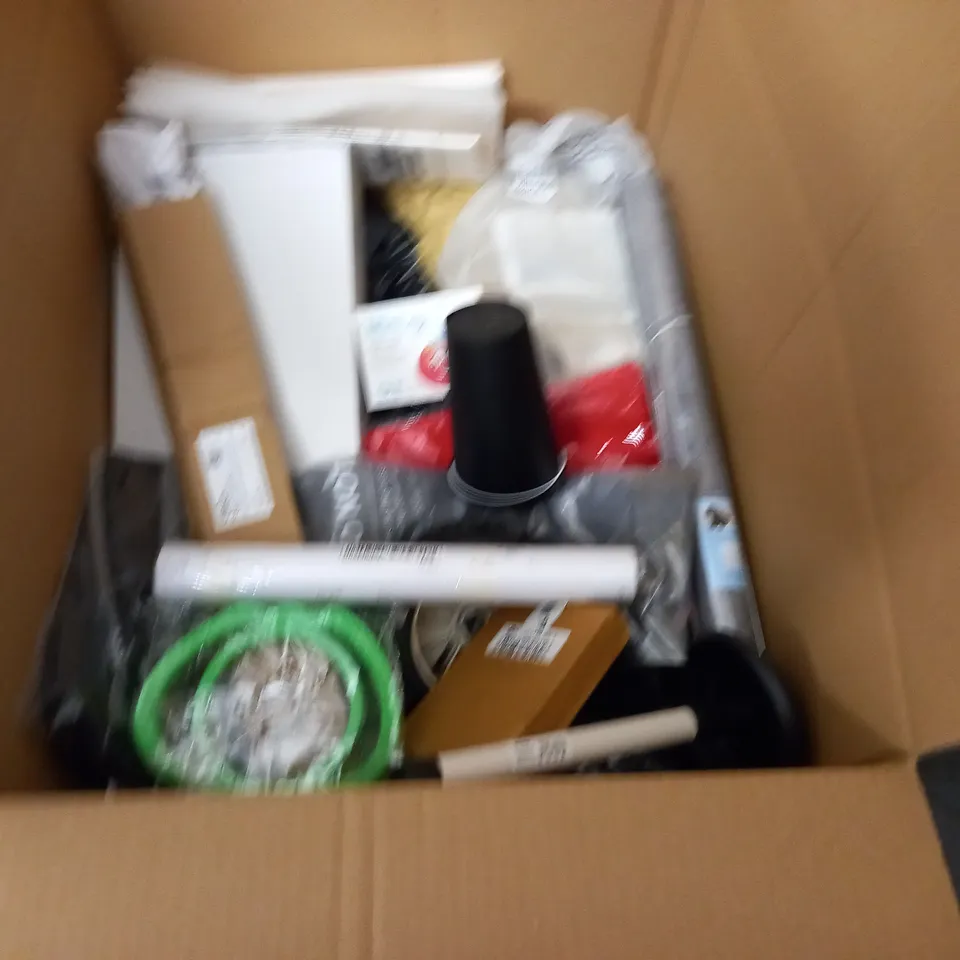LARGE QUANTITY OF ASSORTED HOUSEHOLD ITEMS TO INCLUDE CHEESE SLICER, PEWTER BEE NUMBERS AND VACUUM COMPRESSION BAGS