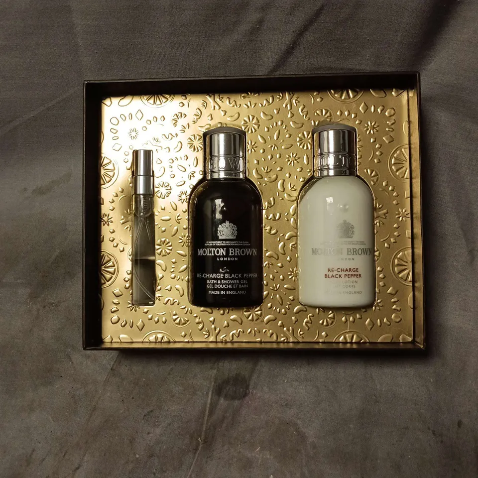 MORTON BROWN LONDON RE-CHARGE BLACK PEPPER GIFT SET – BATH & SHOWER GEL + BODY PRODUCT IN BOX