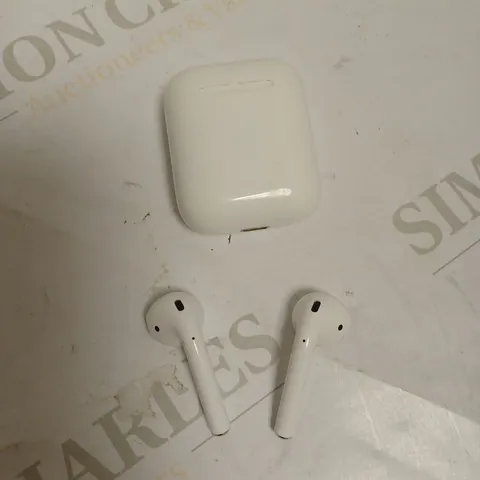 APPLE AIRPODS WITH CHARGING CASE