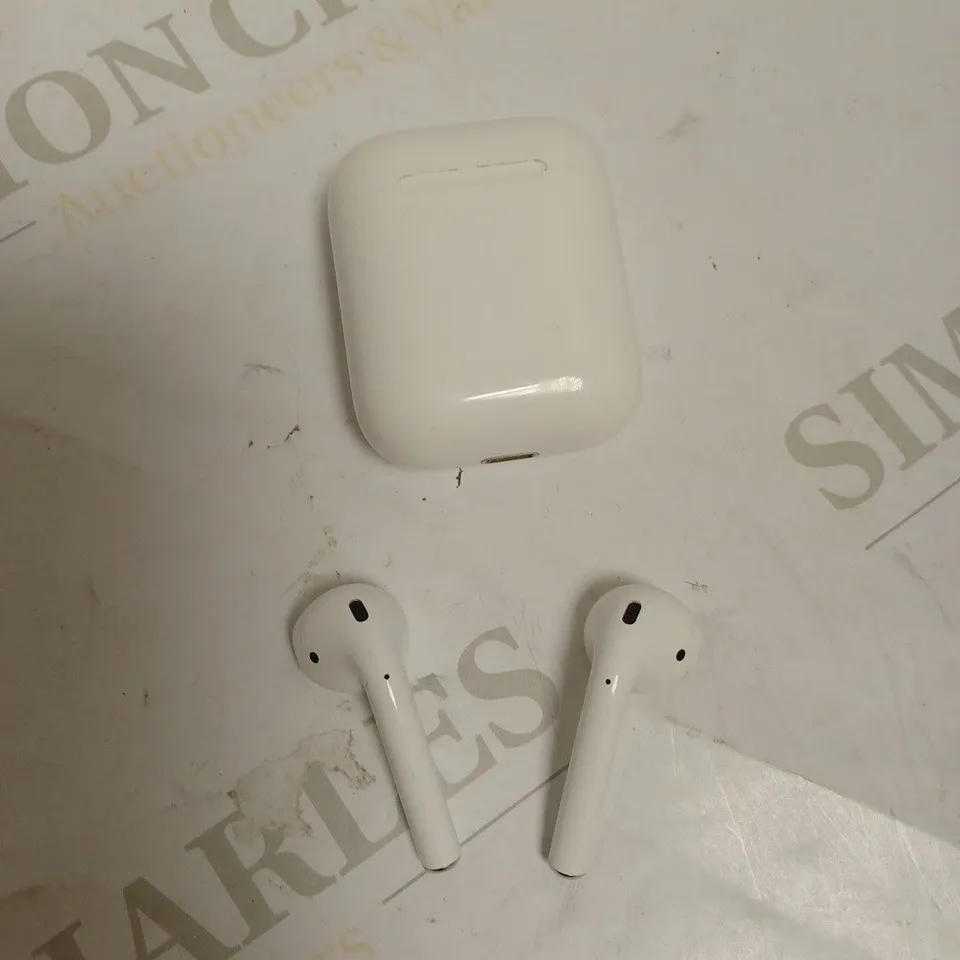 APPLE AIRPODS WITH CHARGING CASE 