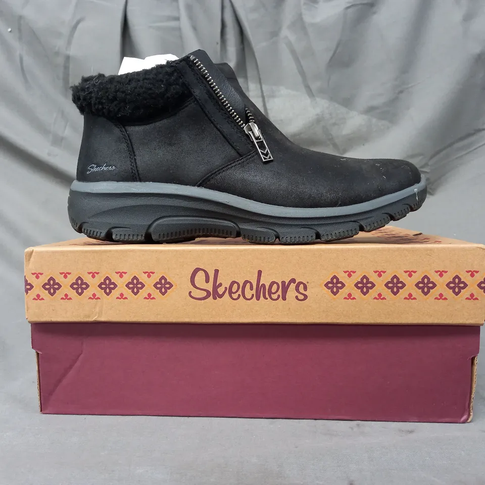 BOXED PAIR OF SKECHERS EASY GOING BOOTS IN BLACK SIZE 6
