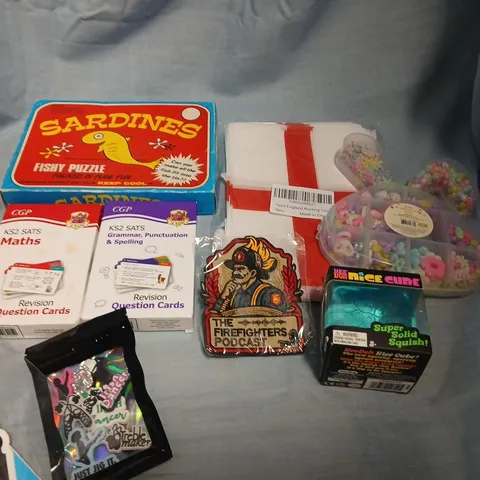 LARGE QUANTITY OF ASSORTED TOYS AND ACCESSORIES TO INCLUDE; ENGLAND BUNTING, KS2 SATS REVISION QUESTION CARDS, SARDINES GAME, THE FIREFIGHTERS PODCAST PATCH, NEE DOH NICE CUBE AND BEADS