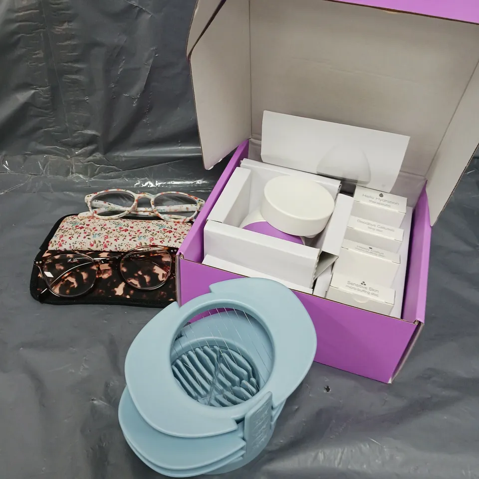APPROXIMATELY 10 ASSORTED HOUSEHOLD PRODUCTS TO INCLUDE EGG SLICER, READING GLASSES, LED LIGHTS ETC 