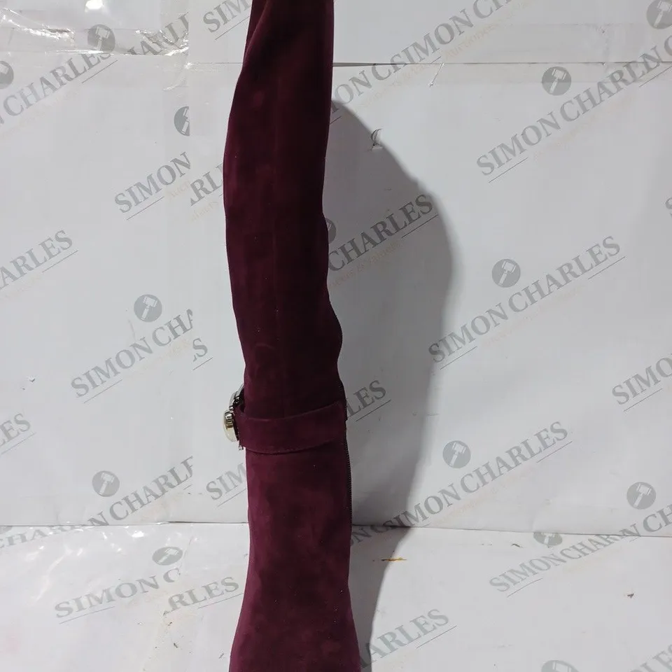 BOXED PAIR OF MODA IN PELLE KNEE HIGH BOOTS IN BURGUNDY SIZE 6