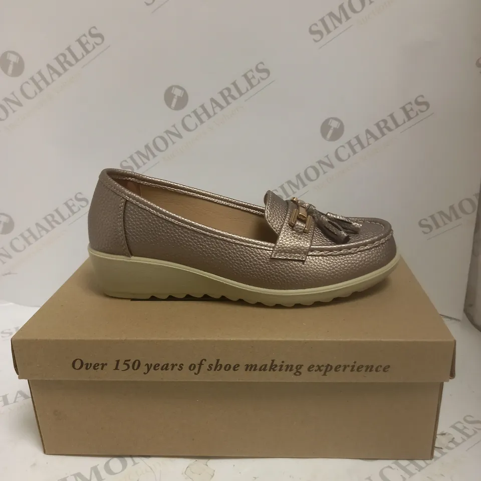 BOXED PAIR OF CUSHION WALK LOAFERS IN PEWTER - 4