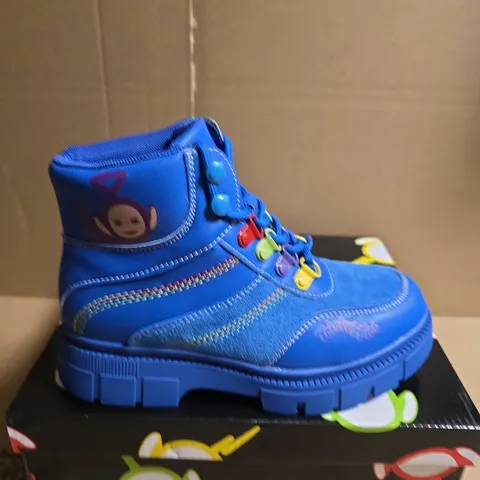 BOXED PAIR OF KOI HOME HILL TELETUBBIES KIDZ BOOTS - BLUE - UK SIZE 1