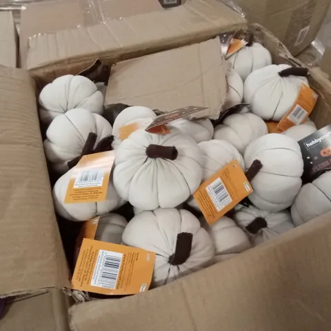 PALLET CONTAINING A LARGE ASSORTMENT OF BRAND NEW HALLOWEEN GOODS AND PRODUCTS TO INCLUDE; CERAMIC SKULLS, PLUSH PUMPKINS, HALLOWEEN JARS WITH STRAWS