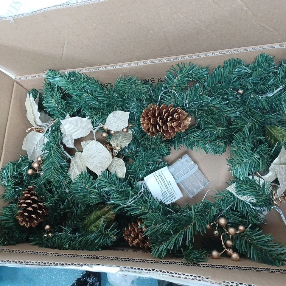 BOXED GOLD POINSETTIA PRE LIT WREATH  RRP £19.99