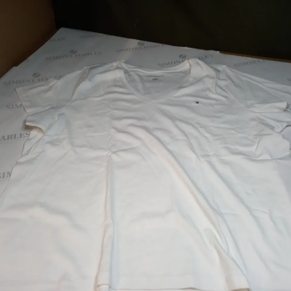 TOMMY HILFIGER V-NECK T-SHIRT SIZ3 3XL
