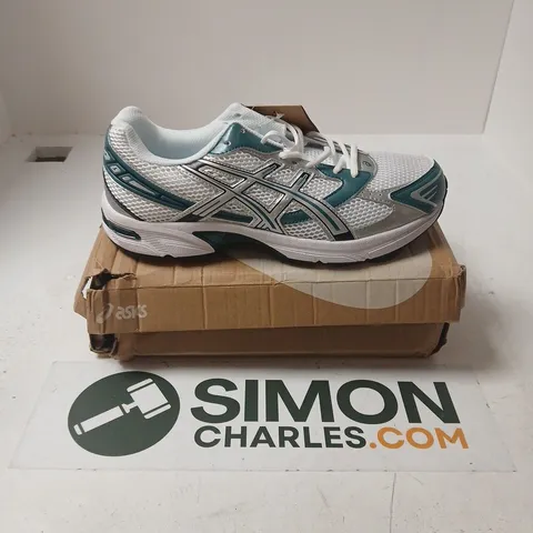 BOXED PAIR OF ASICS GEL 1130 TRAINERS IN WHITE/SILVER - UK 10.5