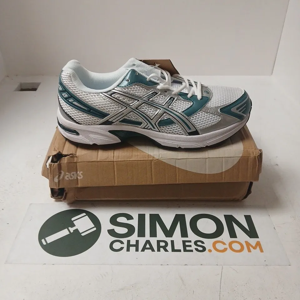 BOXED PAIR OF ASICS GEL 1130 TRAINERS IN WHITE/SILVER - UK 10.5