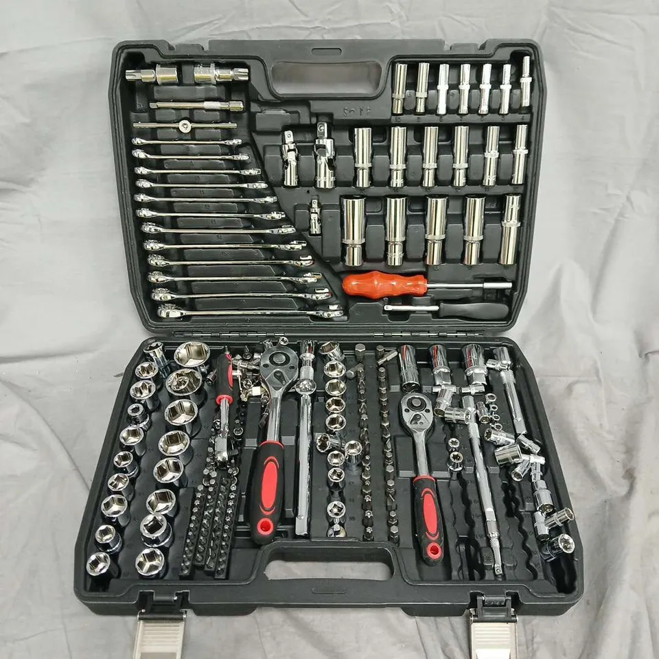 MECHANIC'S SOCKET SET IN PLASTIC CASE - 1/4IN & 3/8IN DRIVES WITH ASSORTED SOCKETS & BITS