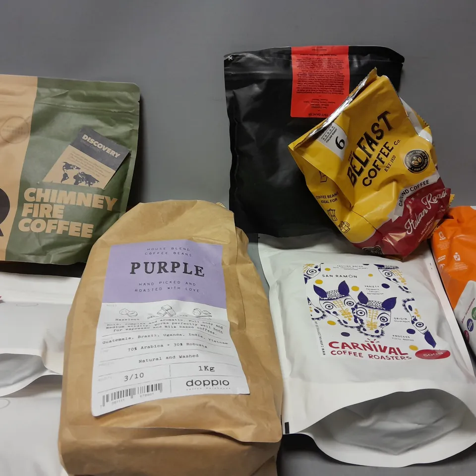 APPROXIMATELY 8 ASSORTED COFFEE PRODUCTS TO INCLUDE DUNKIN HAZELNUT MEDIUM ROAST (453g), CARNIVAL COFFEE ROASTERS (500g), THE BELFAST COFFEE ITALIAN ROAST (200g), ETC