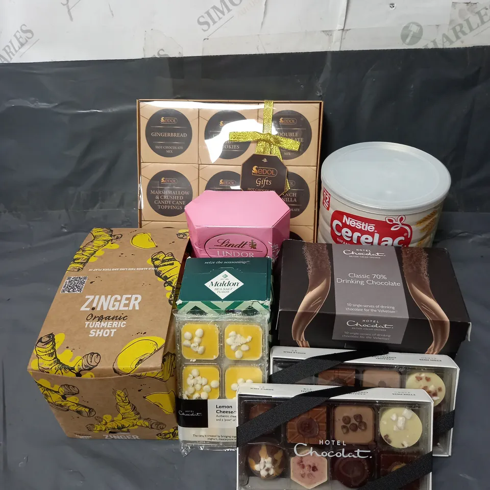 APPROXIMATELY 8 ASSORTED FOOD & DRINK ITEMS TO INCLUDE - HOTEL CHOCOLATE 70% DRINKING CHOCOLATE - LINDT STRAWBERRIES & CREAM - ZINGER TUMERIC SHOTS - ETC