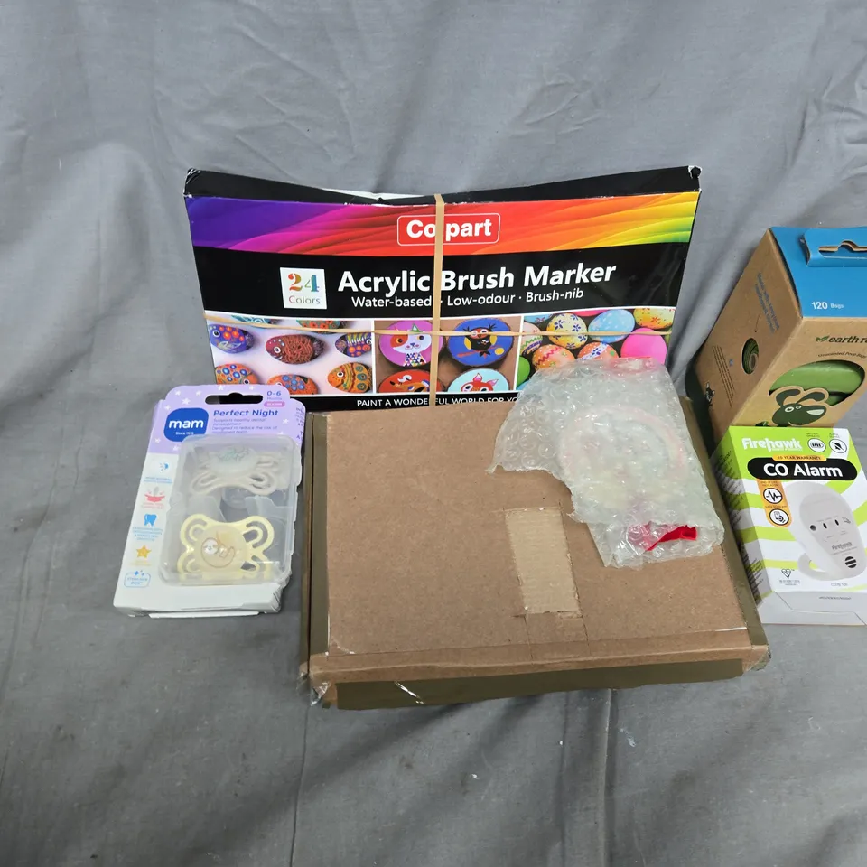 APPROXIMATELY 12 ASSORTED HOUSEHOLD ITEMS TO INCLUDE ACRYLIC BRUSH MARKER, FIREHAWK CO ALARM, EARTH RATED POOP BAGS, ETC