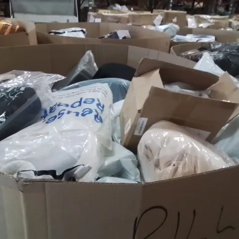 PALLET CONTAINING A LARGE QUANTITY OF PILLOWS