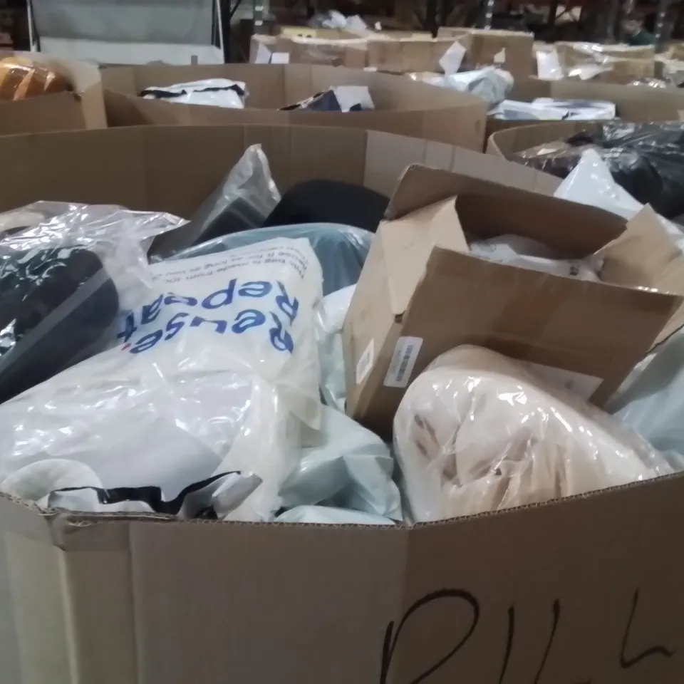 PALLET CONTAINING A LARGE QUANTITY OF PILLOWS