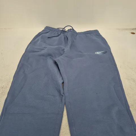 NIKE WORLD TOUR PT SLATE MEN'S TRACK PANTS – UK LARGE