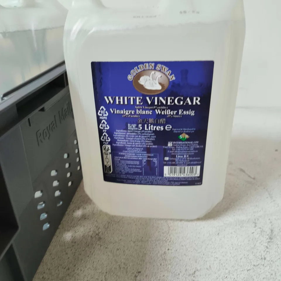 TOTE OF APPROXIMATELY 3 ASSORTED LIQUIDS TO INCLUDE: 5L WHITE VINEGAR 