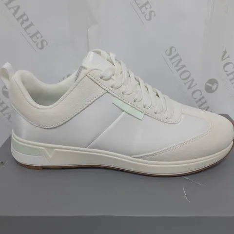 BOXED VIONIC BREILYN TRAINERS SIZE 5