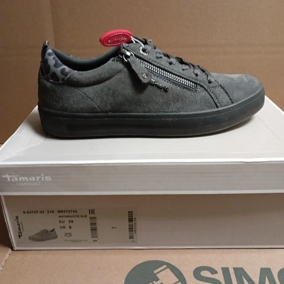 BOXED PAIR OF TAMARIS COMFORT ANTHRACITE SUEDE SNEAKERS – UK 6