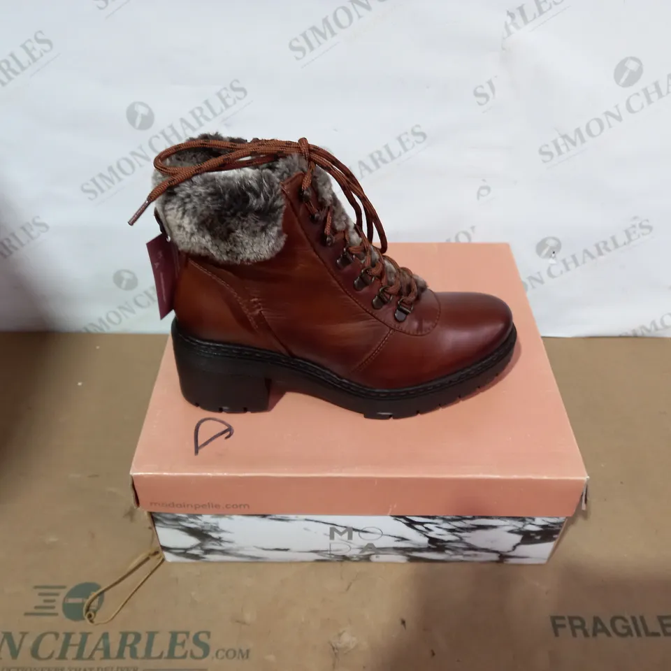 BOXED PAIR OF MODA IN PELLE BROWN BOOTS- SIZE 37