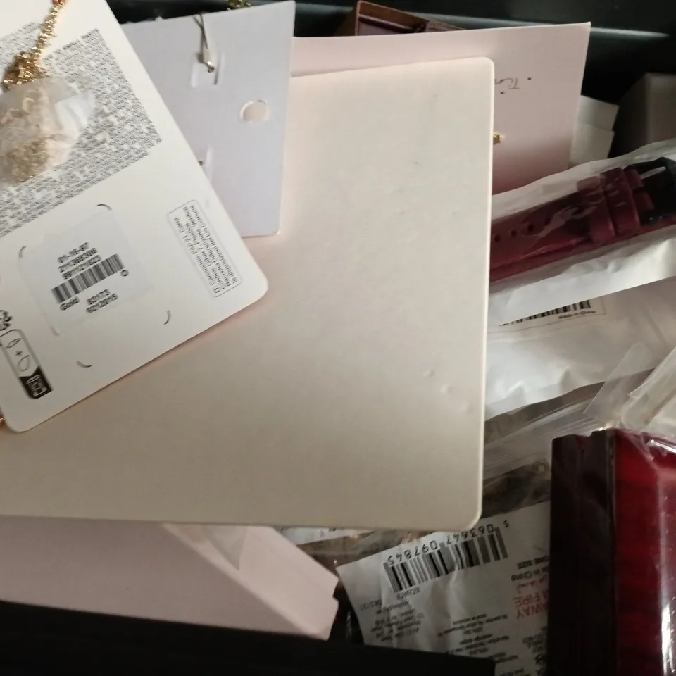 APPROXIMATELY 20 ASSORTED JEWELLERY ITEMS TO INCLUDE BRACELETS, AND NECKLACES, ETC