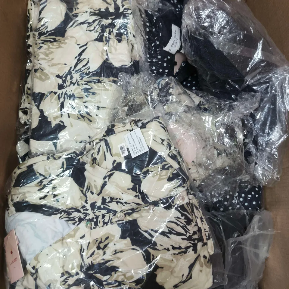 APPROXIMATELY 15 ASSORTED WOMENS CLOTHING ITEMS IN VARIOUS SIZES & STYLES