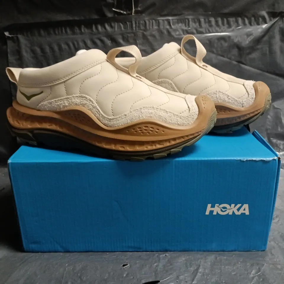 BOXED PAIR OF HOKA U ORA PRIMO SHOES IN CREAM/TAN SIZE UK 5